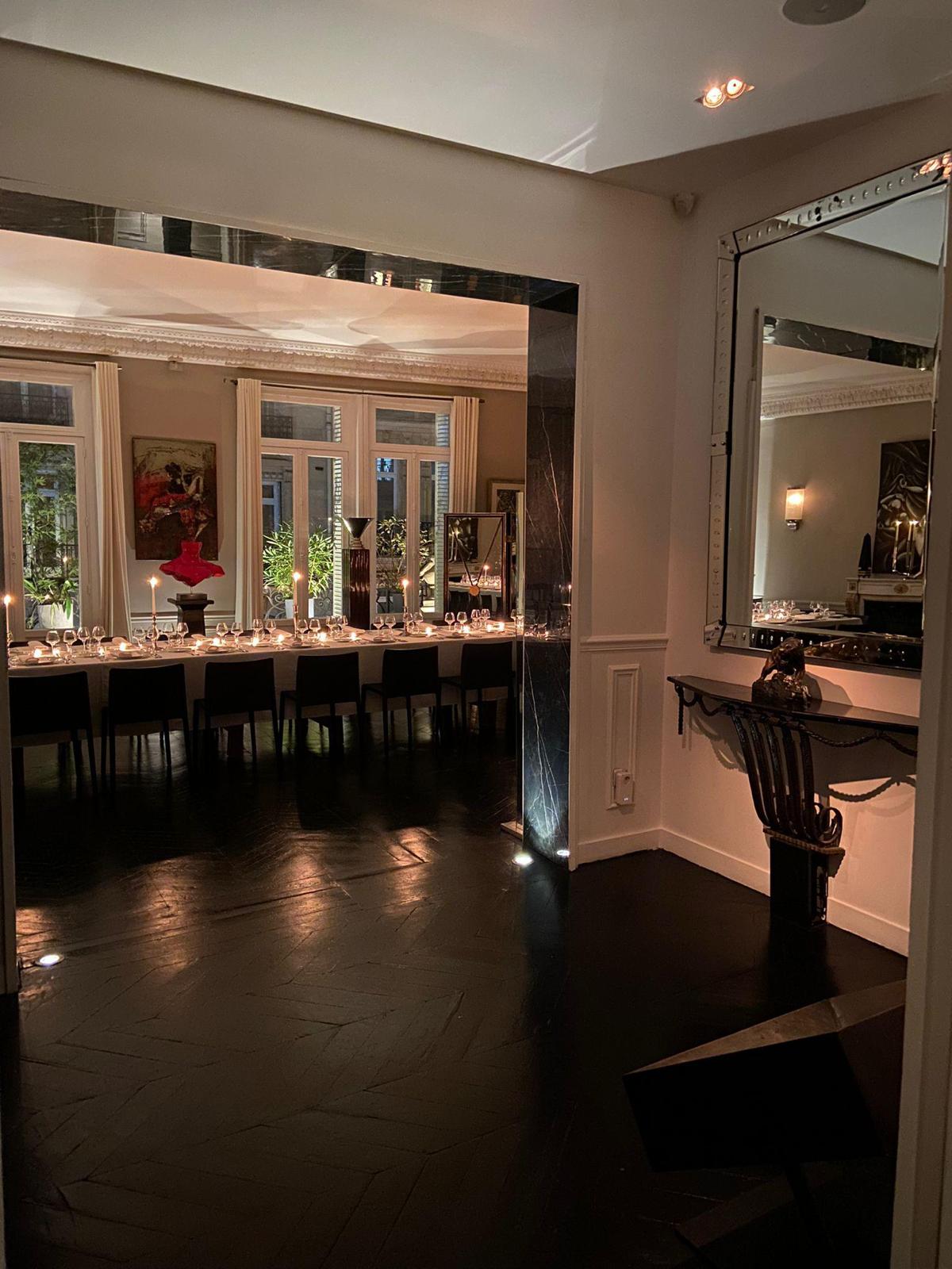 Salle de réception décorée avec tables rondes et orchidées