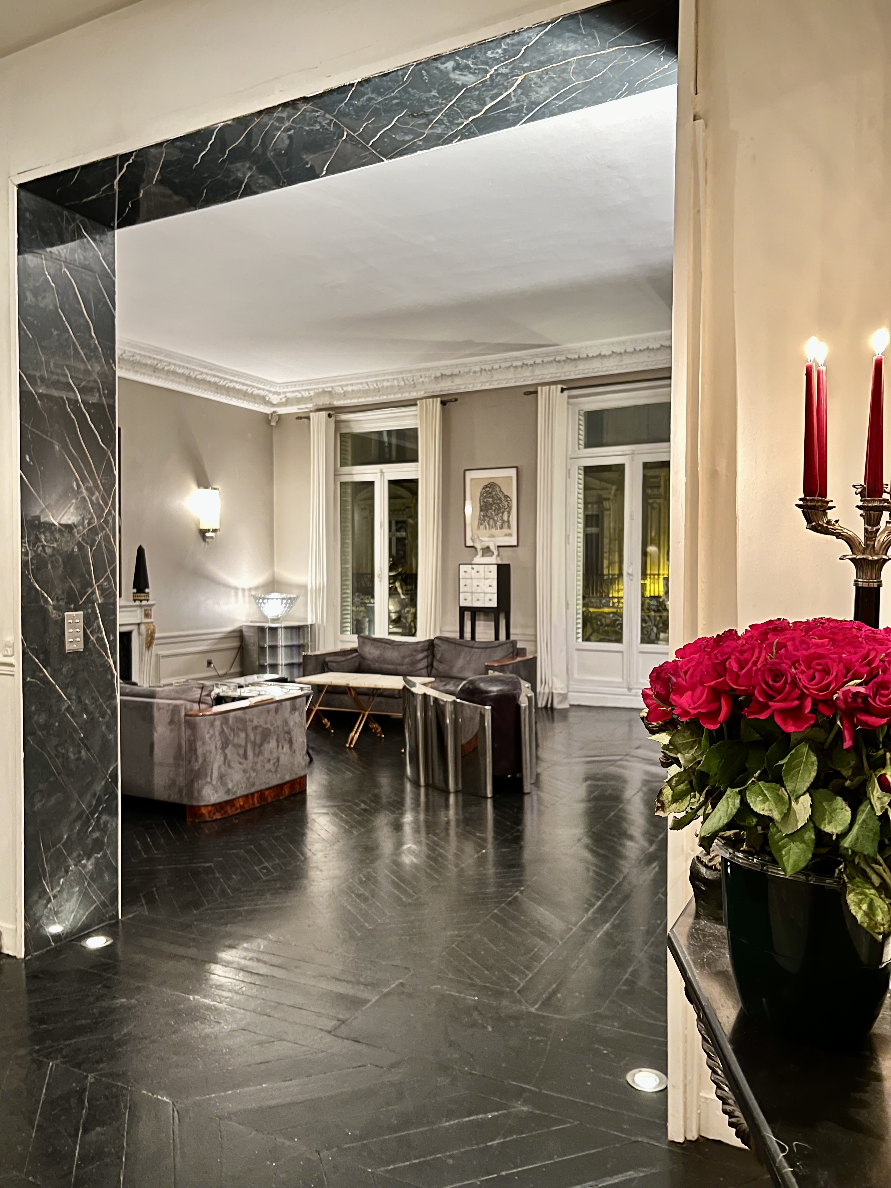 Salon haussmannien du Loft Triangle d'Or — parquet ancien, moulures, lumière naturelle